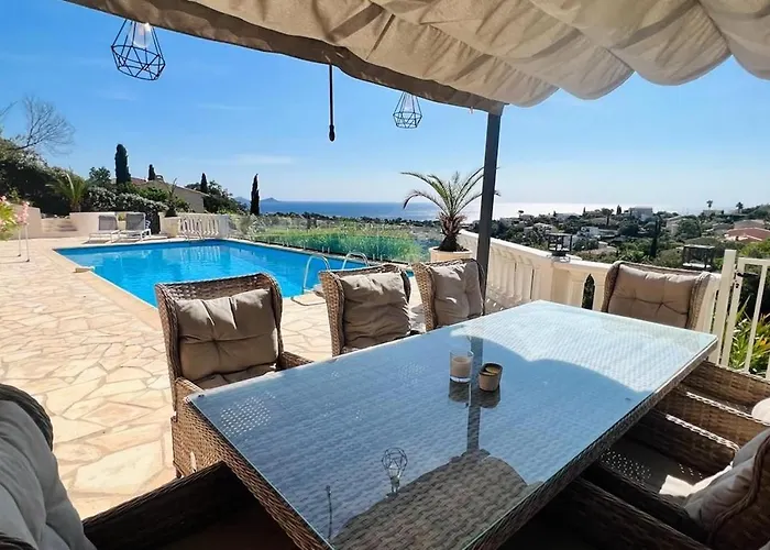 Lei Sambro, Familienfreundlich, Pool Und Toller Meerblick, Ruhig Gelegen By Riviera Homelife Holiday home Saint Aygulf